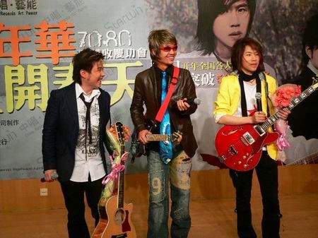 组图：横扫全国各大颁奖礼 水木年华开庆功会