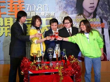 组图：横扫全国各大颁奖礼 水木年华开庆功会