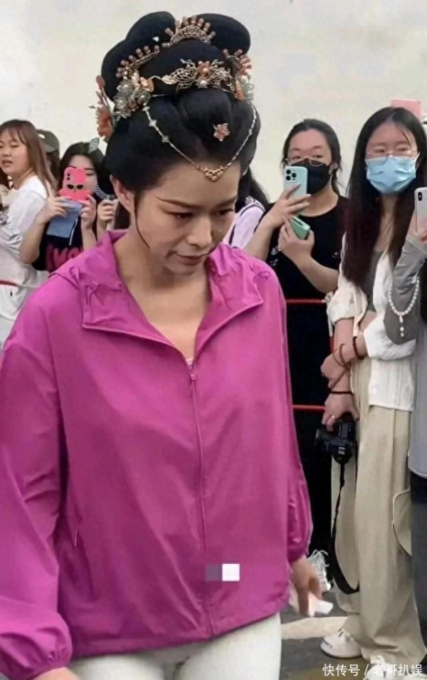 港星胡杏儿片场穿鲨鱼裤出镜好尴尬，已婚已育年龄大了不注意形象