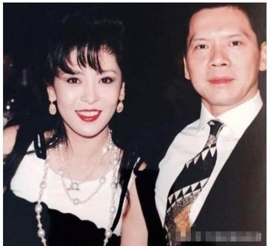 向华强老婆发文怒指俞敏洪，称其歧视女性满口脏话，该教育教育他
