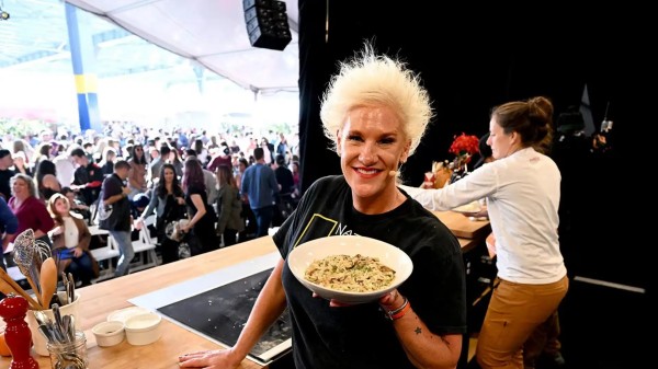 Anne Burrell 意外离世背后：55 岁烹饪导师自杀真相与精神健康启示 - 福利Biu