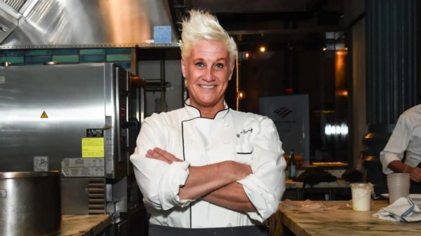 Anne Burrell 意外离世背后：55 岁烹饪导师自杀真相与精神健康启示 - 福利Biu
