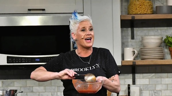 Anne Burrell 意外离世背后：55 岁烹饪导师自杀真相与精神健康启示 - 福利Biu