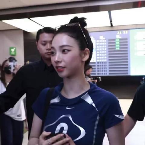 头相很完美的丸子头Karina