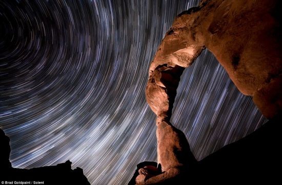 美摄影师荒野拍精美夜空展现恒星运行轨迹