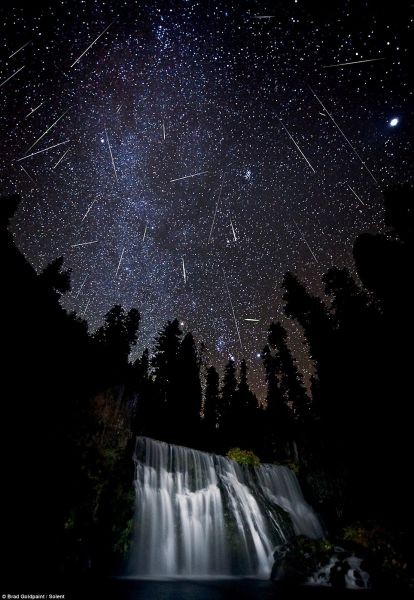 夜空照亮了位于加利福尼亚州北部的中间人瀑布(Middle McCloud Falls)