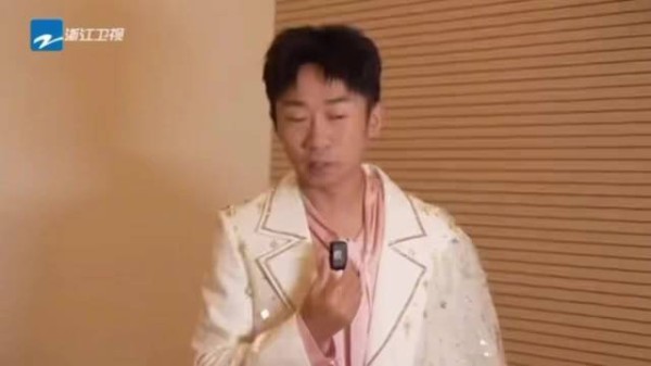 杨迪打卡浙江卫视特色烧饼,录制王牌状态放松