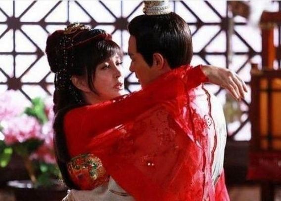 娱乐圈装嫩演少女的明星，胡歌不是最惨，被55岁她叫“妈” 最惨