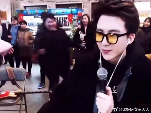 羡慕早期的粉丝可真幸福,都能搭肩膀拍照,被迫营业的宁哥