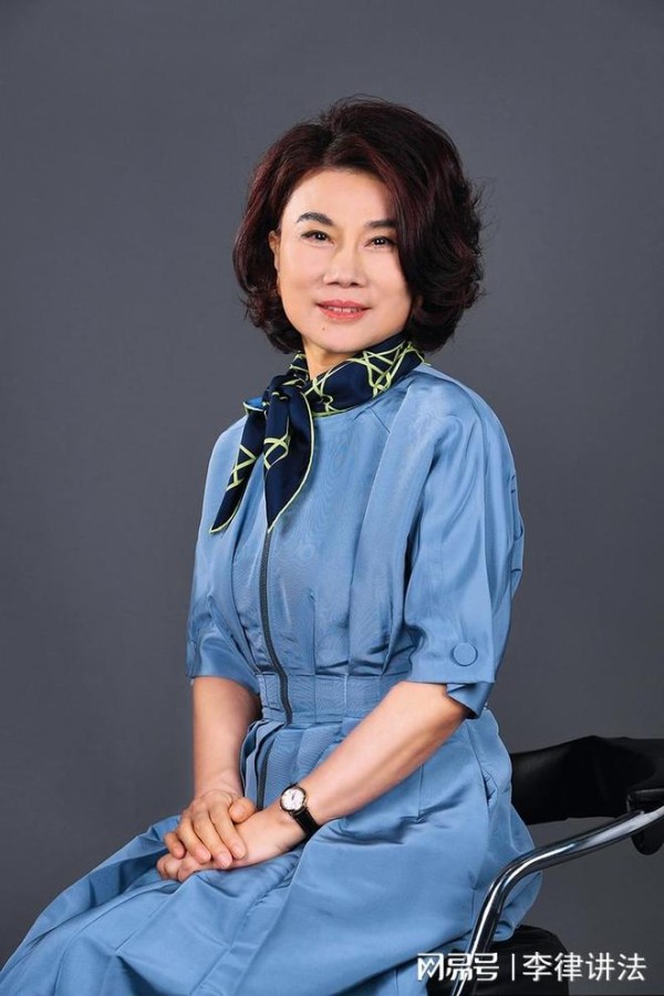 董明珠：上任格力董事长后，首先就换掉代言人成龙，一年省几千万