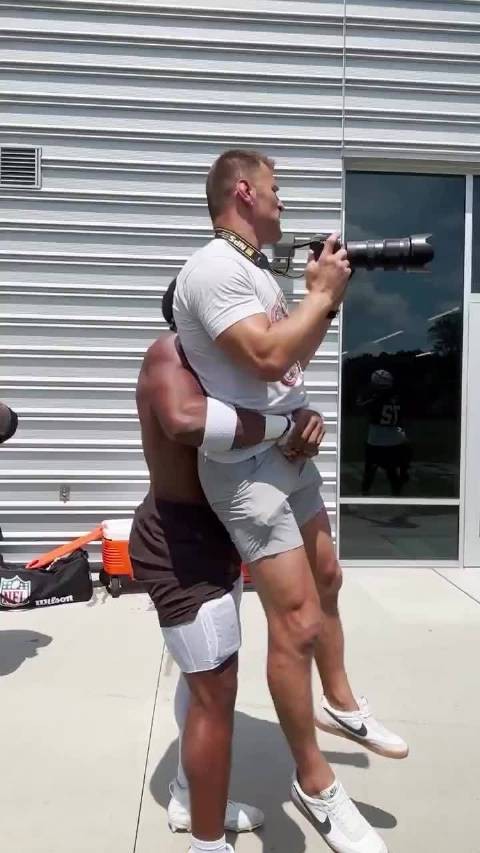 “火警”斯蒂普·米欧奇(Stipe Miocic)去克利夫兰布朗队当摄影师了