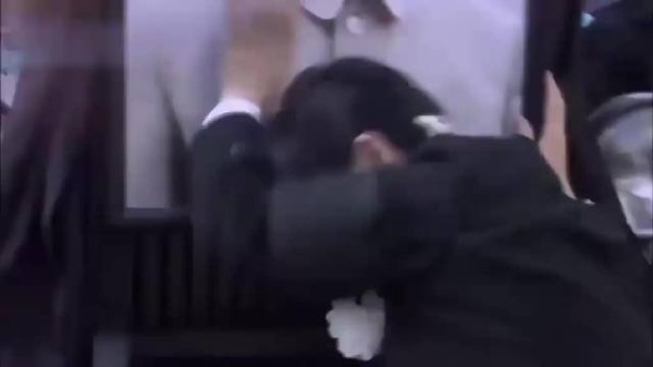 血色黎明:恶霸欺辱美女,一旁男子看不过眼了,出手教其做人!