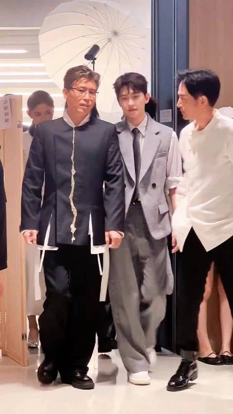 杨洋西装造型亮相，初代白月光风采再现