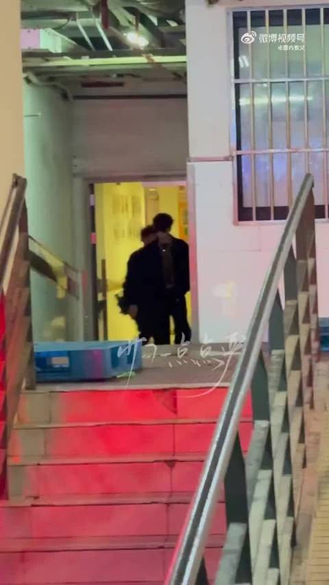 严浩翔黑衣墨镜现身上班路透