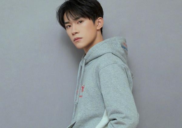 正能量艺人榜top5，张艺兴垫底黄晓明第二，登顶的是人气偶像演员