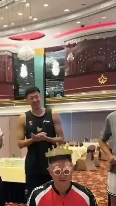 杜锋生日宴徐昕欲离席被拦下