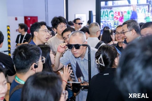 明星出国也戴！从联名奢牌到合作金店、药厂，不少玩家还在“等风来”，智能眼镜何时迎来大爆发？