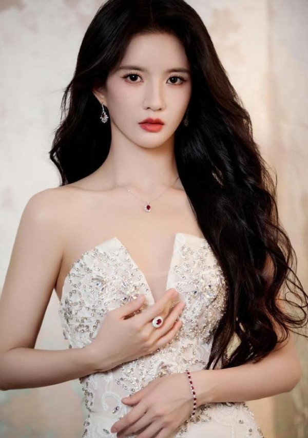 刘些宁新造型引热议，内娱女星穿搭“内卷”到什么程度了？