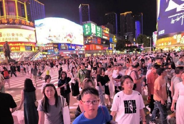 男明星的流量收割：广大年轻女粉丝们带来的巨大粉丝经济！