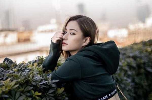 “最美千金”何超莲同框赵薇周冬雨，气质突出身材火辣碾压明星！