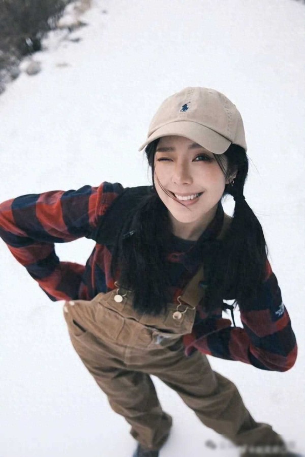 赵奕欢：宅男女神蜕变<strong></p> <p>赵奕欢</strong>，娱乐圈翻盘侠传奇