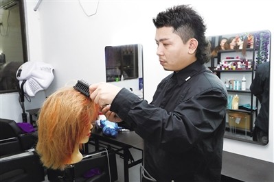 何李豪：用一把剪刀“剪”出精彩人生