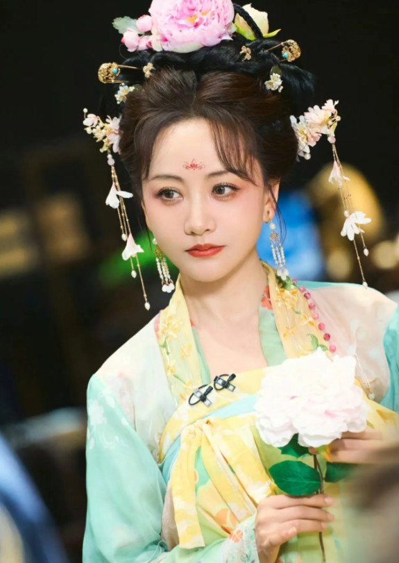 随性自由的芒果xwC：谁说娱乐圈只有明星才有故事？
这对同窗好友十几年的纠葛，道尽了圈内不为人知的辛酸......

娱乐圈水深，人情更复杂！于大导和蓉姐这对北影老同学的关系，简直是圈内一大谜团啊！

都说于导最喜欢捧自己人，可对蓉姐这位老同学，却是又爱又恨！一边给她安排《宫心》《陆贞》里的狠角色，让她演技大放异彩；一边又把她“晾”在一旁，从不给正宫娘娘的位置！

蓉姐也是个奇怪的主，明明有演技有...