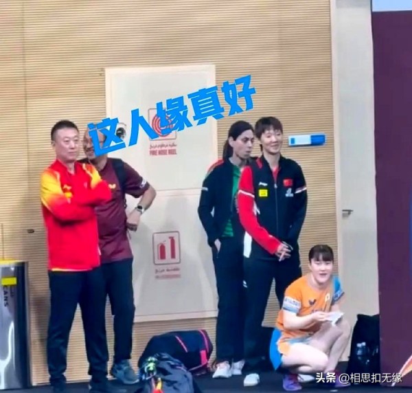 相思扣无缘：袁泉沉默背后的真相：成年人友谊是否必须晒在朋友圈？
朱媛媛离世消息传出后，网友发现袁泉始终未公开悼念。
这对相识二十余年的同事兼好友，竟以沉默作别？

夏雨发文悼念妻子同事的举动，意外引发全网对明星私交的深度讨论。
“有夏雨发声就够了”的网友观点获高赞，但更多人在追问：当众明星纷纷发文追思时，国家话剧院同事的沉默是否另有隐情？
有人翻出综艺旧账，指出朱媛媛曾当众让宋丹丹难堪，甚至刻意疏...