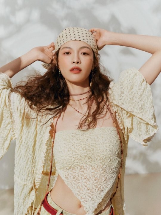 URBAN REVIVO 携手全球品牌大使钟楚曦推出「梦想旅行家」联名系列，诠释 时尚共创价值