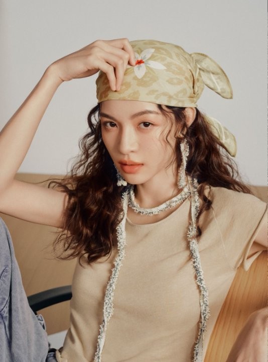 URBAN REVIVO 携手全球品牌大使钟楚曦推出「梦想旅行家」联名系列，诠释 时尚共创价值