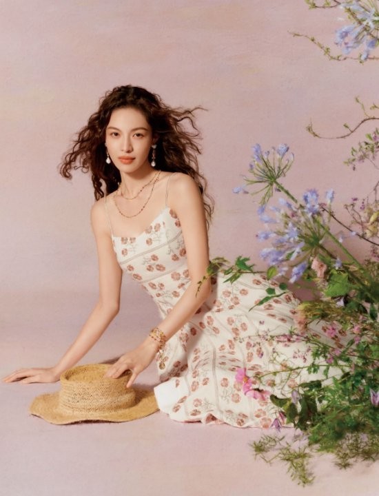 URBAN REVIVO 携手全球品牌大使钟楚曦推出「梦想旅行家」联名系列，诠释 时尚共创价值