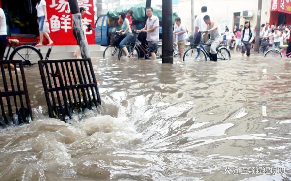 暴雨中她闷声送温暖！赵丽颖十年低调公益路，这才是真顶流！