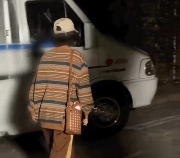 看了赵丽颖穿搭发现：今年流行棕色针织衫，头戴棒球帽好洋气