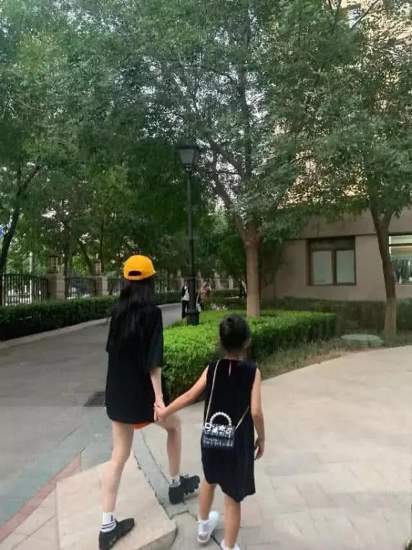 贾乃亮女儿练舞照曝光，少了婴儿肥尖下巴明显，越发神似李小璐