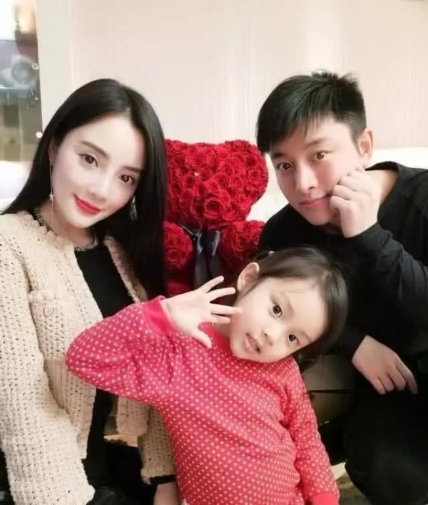 贾乃亮女儿练舞照曝光，少了婴儿肥尖下巴明显，越发神似李小璐