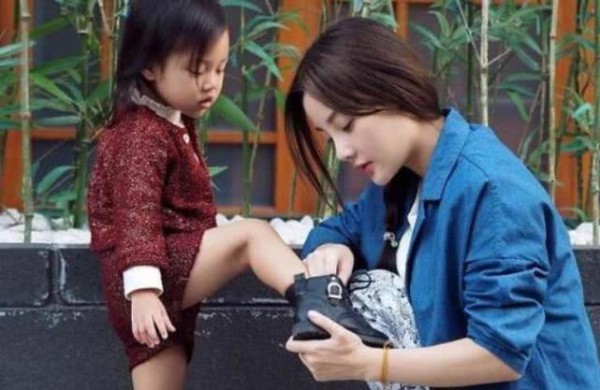 贾乃亮带女儿甜馨回家团聚，临走时奶奶的一动作，感动泪目