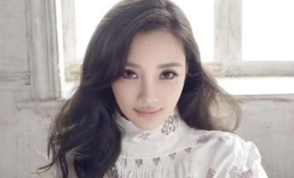 贾乃亮带女儿甜馨回家团聚，临走时奶奶的一动作，感动泪目