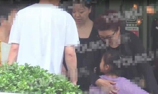 贾乃亮带女儿甜馨回家团聚，临走时奶奶的一动作，感动泪目