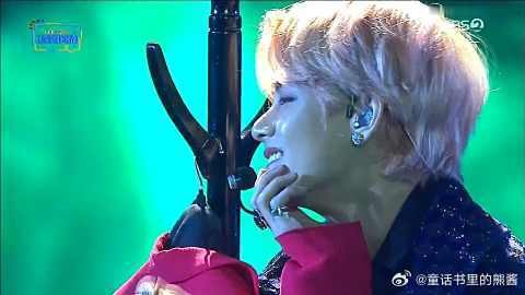 金泰亨泪痣在灯光下美的不像话,粉丝“你不要这样笑,我受不了”