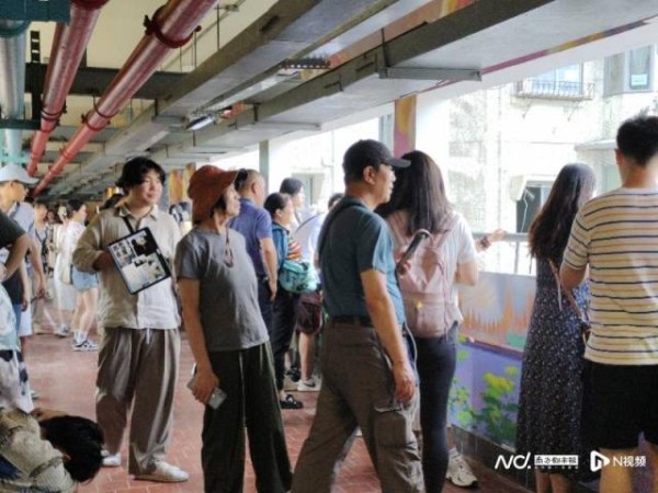 在白象居公共走廊打卡的游客。