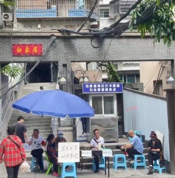 5月23日，网友发图称游客不能再进入白象居打卡。