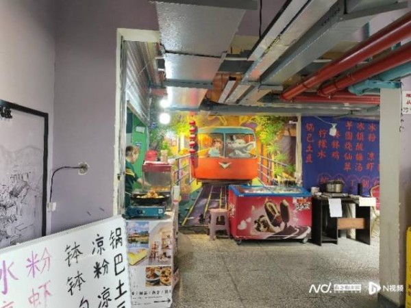 居民在白象居公共走廊摆摊卖特产，开起了小吃店。