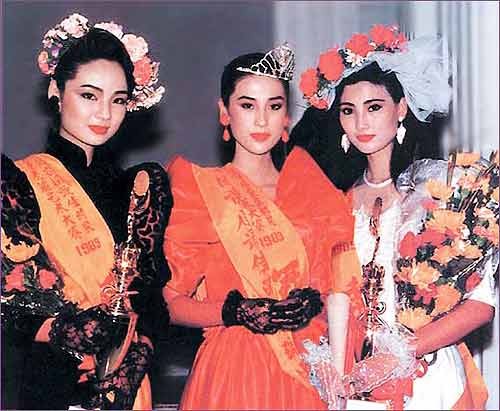 1989年首届新丝路中国模特大赛在广州举行，叶继红(中)获得冠军，柏青(左)和姚佩芳(右)分获亚军和季军。 
