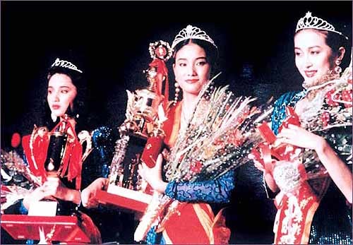 1991年第二届新丝路中国模特大赛在北京举行，陈娟红(中)获得冠军，瞿颖(左)和刘莉分获亚军和季军。 