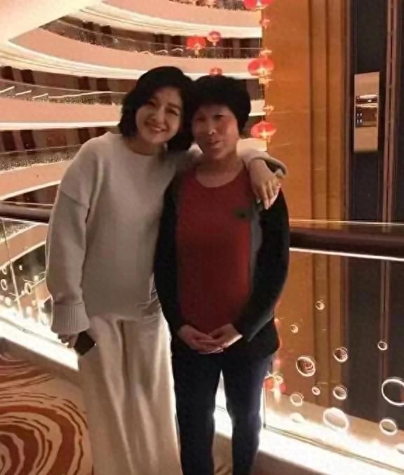 大S与小杨阿姨罕见合影曝光，一张照片显端倪，大S谦逊非常亲密！