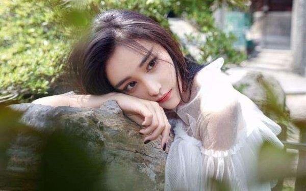 张馨予老公遭网友炮轰，是侮辱军人，何捷回应被网友赞