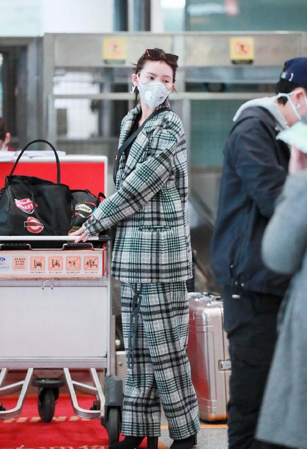 29岁张予曦罕见露面，身穿格子套装挎小胸包，有点大明星的感觉了