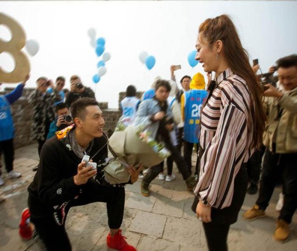 为男篮比赛错过爱女降生！3次拿到CBA总冠军，娇妻颜值不输明星