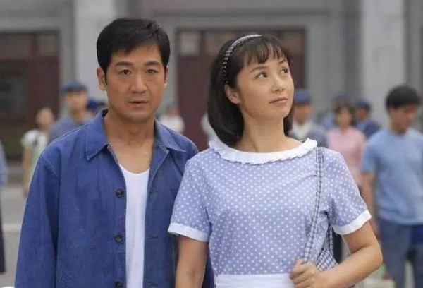 蒋丽雯一家近照，老公儿子颜值一言难尽，浪费好基因。