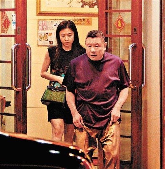 甘比儿子越来越像刘銮雄，难怪大刘分给他的财产要比刘鸣炜多！